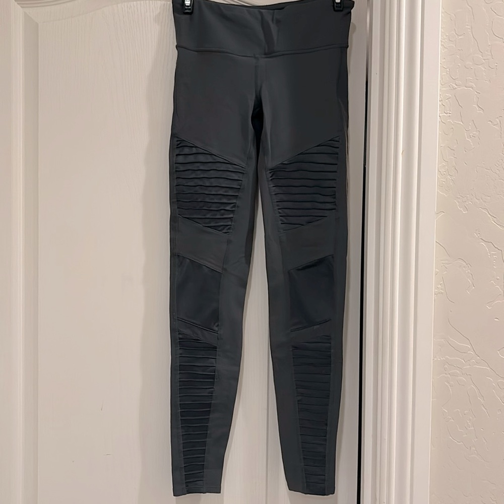 Alo, Motto leggings